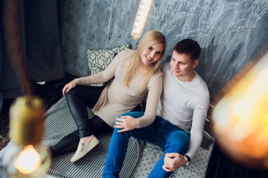 Hamile eşi oturan ve elini tutarak bebek orta yaşlı bir adam için bekliyor