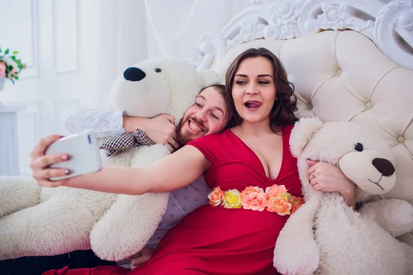 Manžel Těhotnou Manželku Udělat Selfie Sedí Gauči Milují Jeden Druhého — Stock fotografie