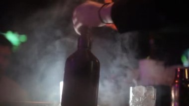 Barmen kokteyl hazırlama, iş yerinde. Pina colada hizmet. Konsept hizmeti ve içecekler hakkında.