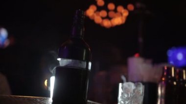 Barmen kokteyl hazırlama, iş yerinde. Pina colada hizmet. Konsept hizmeti ve içecekler hakkında.