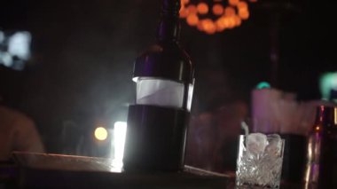 Barmen kokteyl hazırlama, iş yerinde. Pina colada hizmet. Konsept hizmeti ve içecekler hakkında.