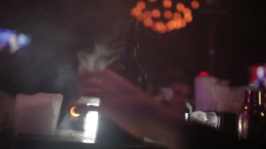 Barmen kokteyl hazırlama, iş yerinde. Pina colada hizmet. Konsept hizmeti ve içecekler hakkında.