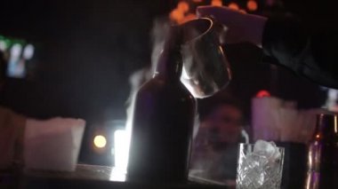 Barmen kokteyl hazırlama, iş yerinde. Pina colada hizmet. Konsept hizmeti ve içecekler hakkında.