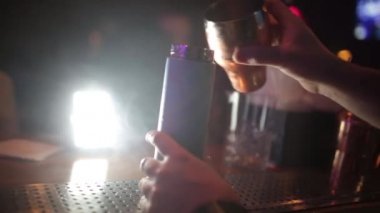 Barmen kokteyl hazırlama, iş yerinde. Pina colada hizmet. Konsept hizmeti ve içecekler hakkında.