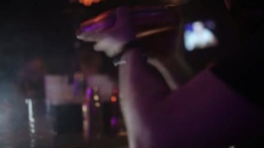 Barmen kokteyl hazırlama, iş yerinde. Pina colada hizmet. Konsept hizmeti ve içecekler hakkında.