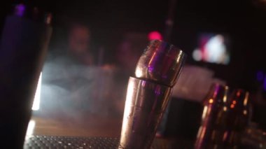 Barmen kokteyl hazırlama, iş yerinde. Pina colada hizmet. Konsept hizmeti ve içecekler hakkında.