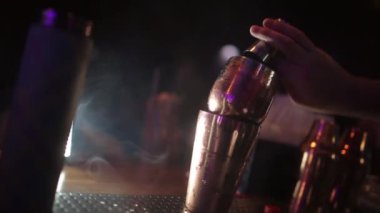 Barmen kokteyl hazırlama, iş yerinde. Pina colada hizmet. Konsept hizmeti ve içecekler hakkında.