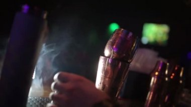 Barmen kokteyl hazırlama, iş yerinde. Pina colada hizmet. Konsept hizmeti ve içecekler hakkında.