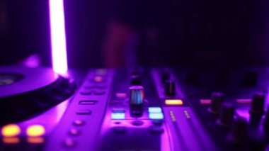 Profesyonel DJ konsolunun görünümünü kapat