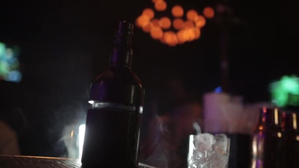 Barman la serviciu, pregăteşte cocktail-uri. Servim pina colada. Conceptul de servicii și băuturi . — Videoclip de stoc