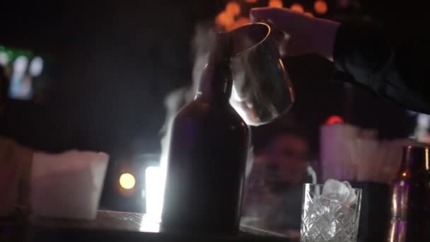 Barmen kokteyl hazırlama, iş yerinde. Pina colada hizmet. Konsept hizmeti ve içecekler hakkında. — Stok video