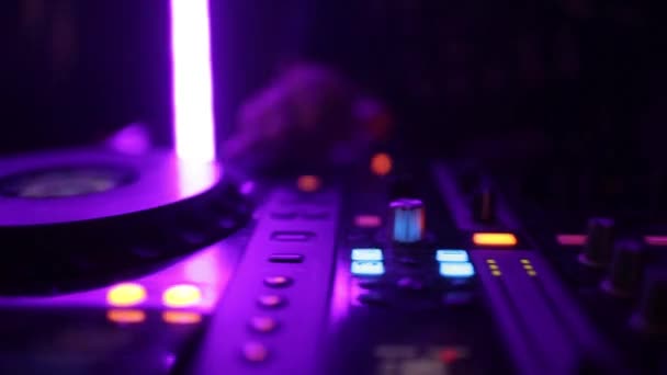 Close-up weergave van professionele DJ-console — Stockvideo