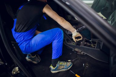 bir araba otomatik vites kolu vites bakım garaj için sökülmesi, parçası kadar kapatın