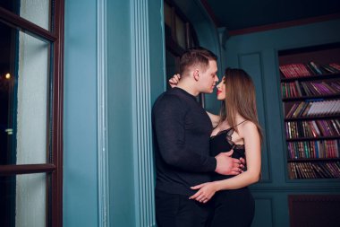 Çift dolum evlilik başvuru formu sevgi dolu ve ev iç gülümseyen