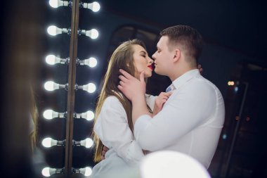 Çift dolum evlilik başvuru formu sevgi dolu ve ev iç gülümseyen