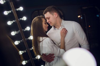 Çift dolum evlilik başvuru formu sevgi dolu ve ev iç gülümseyen