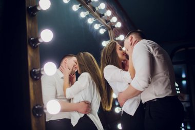 Çift dolum evlilik başvuru formu sevgi dolu ve ev iç gülümseyen