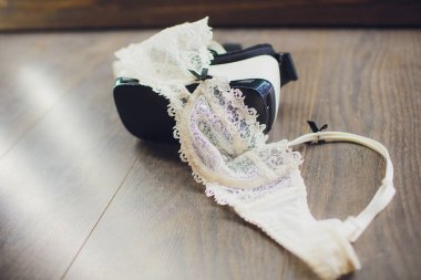 kadın, sutyen porno vr yetişkin eğlence video için kullanılan sanal gerçeklik vr teknolojisi siyah bir kağıda.