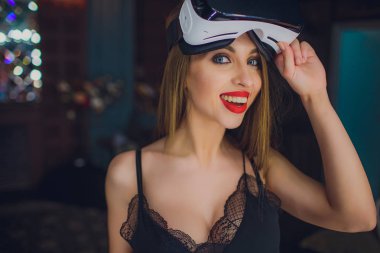 Sanal gerçeklik kulaklığı kullanan kadın.