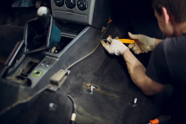 Cerrar parte de una palanca de cambios automática del coche, cambio de marchas, desmontaje para mantenimiento en el garaje — Foto de Stock