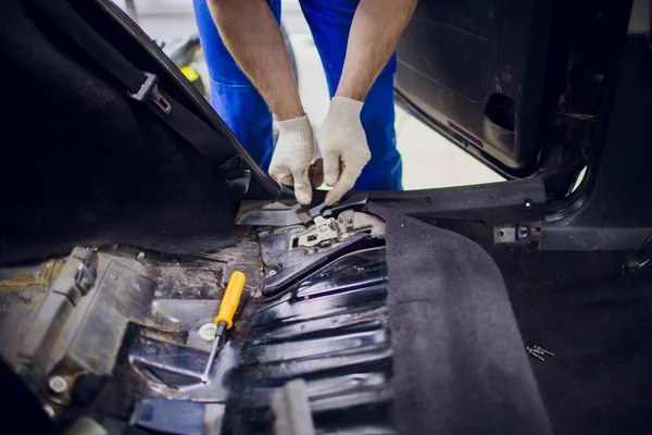 Demontaż podłogi w mechanik samochodowy usuwa podłogi w samochodzie — Zdjęcie stockowe