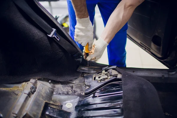 Desmantelamiento del suelo en el coche mecánico elimina los pisos en el coche — Foto de Stock