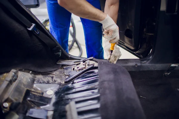 Desmantelamiento del suelo en el coche mecánico elimina los pisos en el coche — Foto de Stock