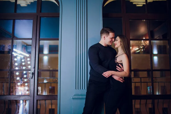 Pareja amorosa llenando formulario de solicitud de matrimonio y sonriendo en el interior del hogar — Foto de Stock