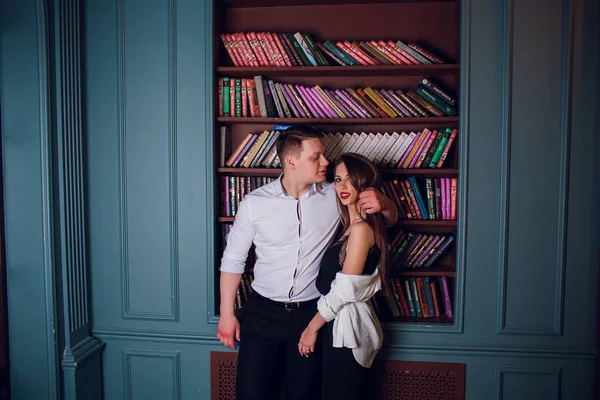 Pareja amorosa llenando formulario de solicitud de matrimonio y sonriendo en el interior del hogar —  Fotos de Stock