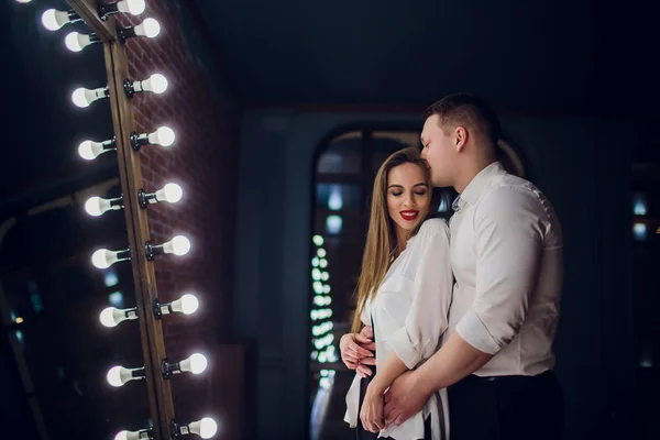 Pareja amorosa llenando formulario de solicitud de matrimonio y sonriendo en el interior del hogar — Foto de Stock