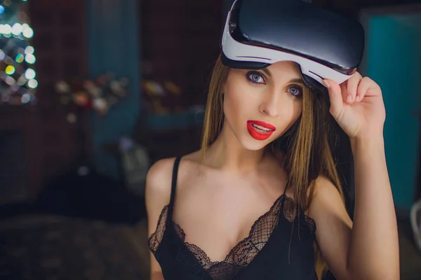 Kvinna med hjälp av virtuell verklighet headset — Stockfoto
