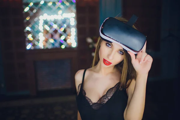 Woman using the virtual reality headset — Stock Photo, Image