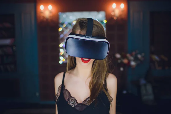 Mujer usando los auriculares de realidad virtual — Foto de Stock