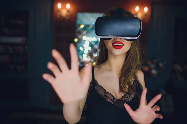 Mujer usando los auriculares de realidad virtual —  Fotos de Stock