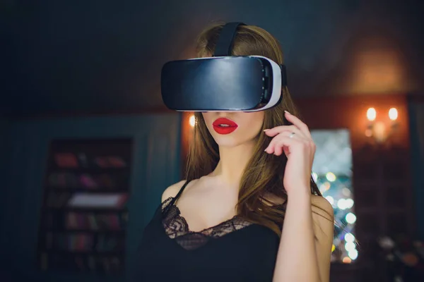 Frau mit dem Virtual-Reality-Headset — Stockfoto