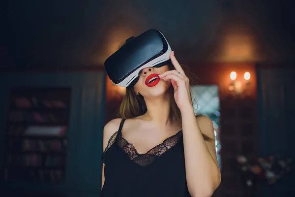 Vrouw met behulp van de virtual reality headset — Stockfoto