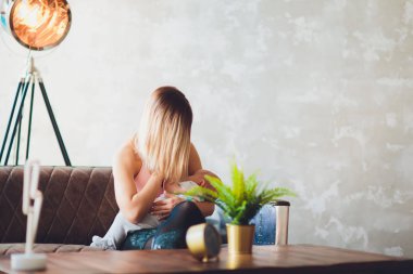Emzirme kadın emzirme modern loft iç bebeğim. Minimalist İskandinav tasarım. spor giyim, evde egzersiz Genç Anne.