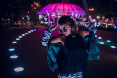 gece aydınlatma Asya'da bir arka plan üzerinde güzel kız