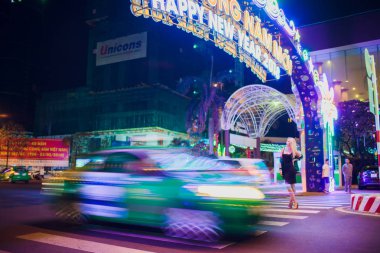 Nha Trang, Vietnam - Şubat 17,2018: güzel sarışın kız Asya arka plan gece yolda