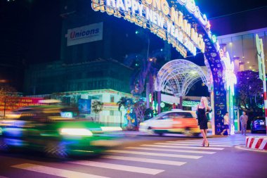 Nha Trang, Vietnam - Şubat 17,2018: güzel sarışın kız Asya arka plan gece yolda