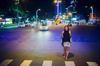 Nha Trang, Vietnam - Şubat 17,2018: Asya arka plan gece yolda güzel kız