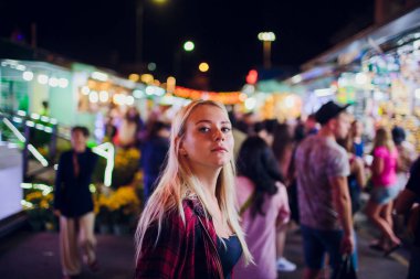 güzel sarışın kız Asya arka plan gece yolda