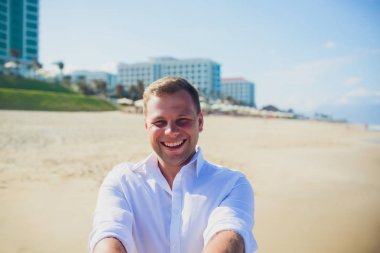 Mutlu balayı tatil cenneti. Çift plaj beyaz kum üzerinde rahatla. Mutlu deniz yaşam tarzı. Genç Aile, erkek ve kadın okyanus plaj üzerinde bekletin. Aşık çift adaya seyahat. Aşk seyahat