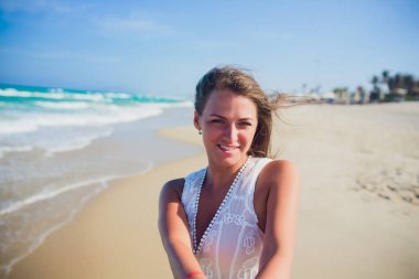 Mutlu balayı tatil cenneti. Çift plaj beyaz kum üzerinde rahatla. Mutlu deniz yaşam tarzı. Genç Aile, erkek ve kadın okyanus plaj üzerinde bekletin. Aşık çift adaya seyahat. Aşk seyahat