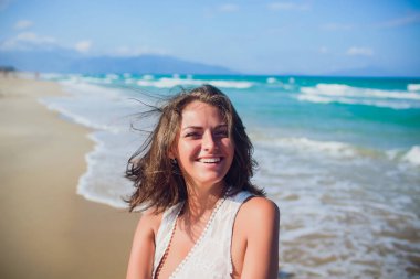 Mutlu balayı tatil cenneti. Çift plaj beyaz kum üzerinde rahatla. Mutlu deniz yaşam tarzı. Genç Aile, erkek ve kadın okyanus plaj üzerinde bekletin. Aşık çift adaya seyahat. Aşk seyahat