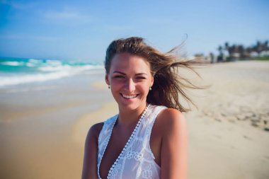 Mutlu balayı tatil cenneti. Çift plaj beyaz kum üzerinde rahatla. Mutlu deniz yaşam tarzı. Genç Aile, erkek ve kadın okyanus plaj üzerinde bekletin. Aşık çift adaya seyahat. Aşk seyahat