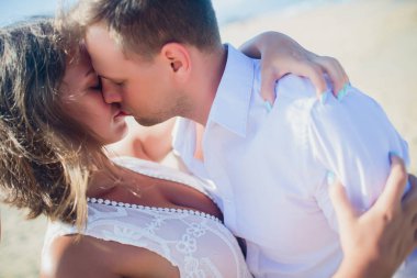 Mutlu balayı tatil cenneti. Çift plaj beyaz kum üzerinde rahatla. Mutlu deniz yaşam tarzı. Genç Aile, erkek ve kadın okyanus plaj üzerinde bekletin. Aşık çift adaya seyahat. Aşk seyahat