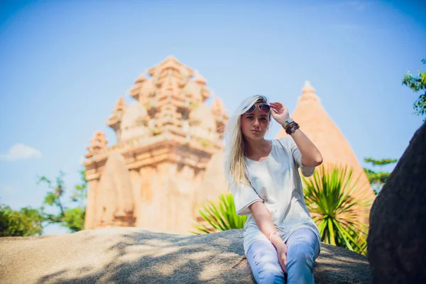 Жінка блондинка турист у фоновому храмі в'єтнам — стокове фото
