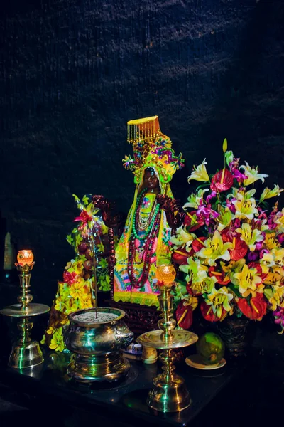 Altaret fötter stående Buddha i buddhistiska tempel — Stockfoto