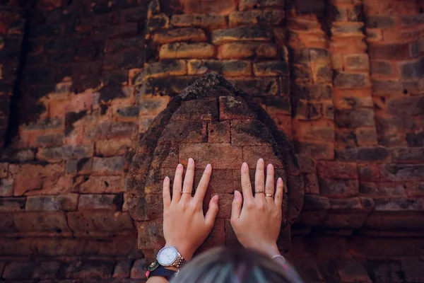 Νεαρό κορίτσι προσεύχεται ενάντια σε τοίχο του ναού. έννοια σύγχρονη θρησκεία — Φωτογραφία Αρχείου